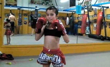 Video muay Thái: Bé gái hạ knock out đối thủ nam giới